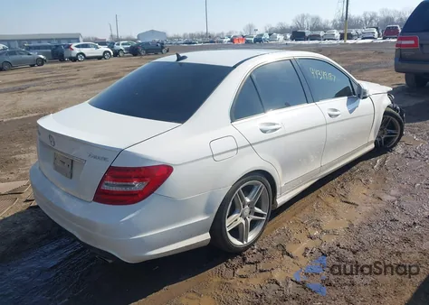 2013 Mercedes-Benz C 300 Sport 4Matic z USA, uszkodzony, nr VIN WDDGF8ABXDA778193